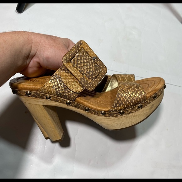 Isola Metallic Shimming  Mandra Snake Print Big Side Buckle Wood Heels Size 6.5 - Picture 6 of 15